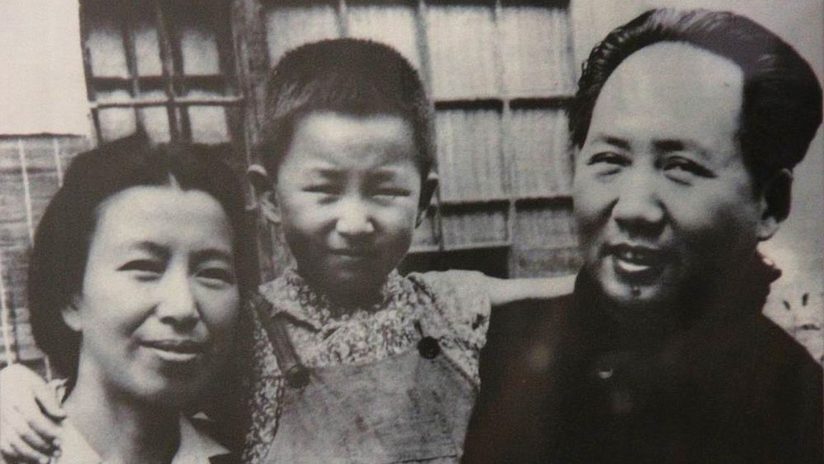 Mao with Jiang Qing and daughter Li Na in the 1940s